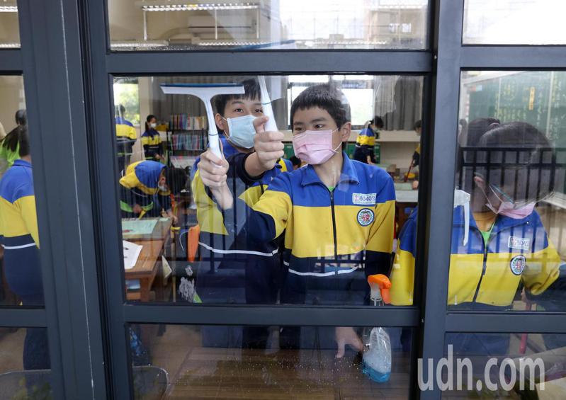 今天是開學日，新北市板橋中山國小學生打掃消毒自己的教室。記者林澔一／攝影