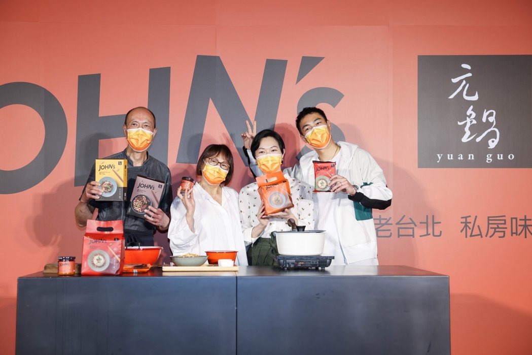楊祐寧(右起)和媽媽、媽媽及爸爸一起為自家餐廳出品的新產品站台宣傳。記者 吳致碩...