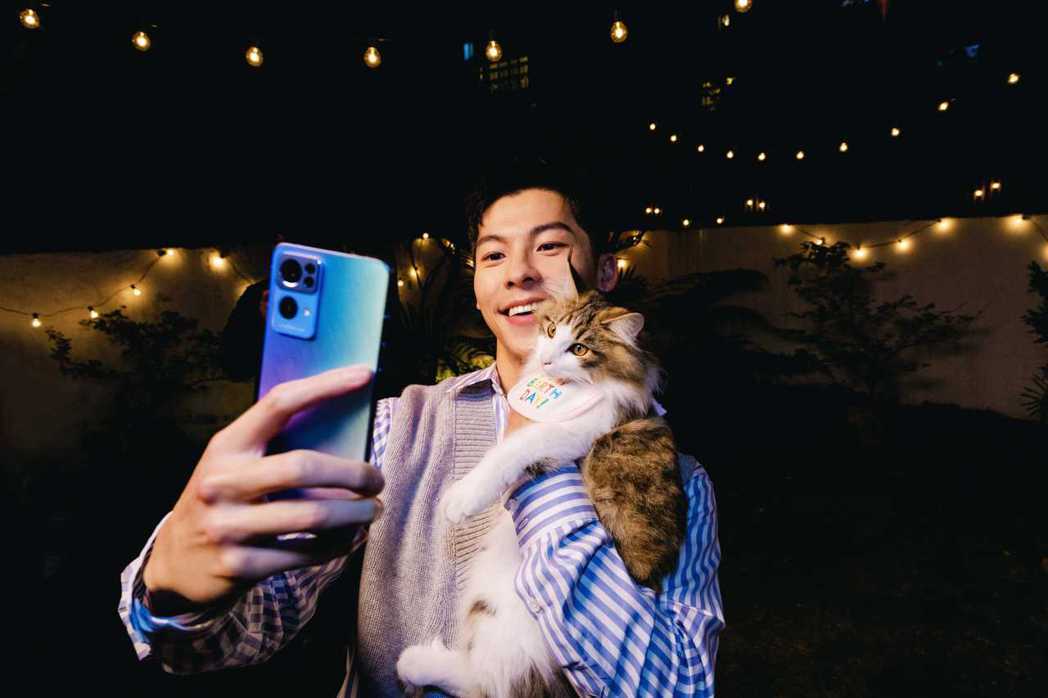 許光漢為手機品牌代言拍攝廣告，與貓咪入鏡變溫柔了。圖／OPPO提供
