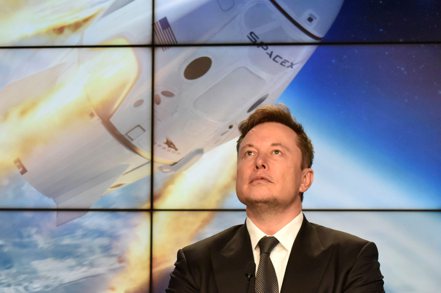 馬斯克於美西時間10日晚間8時，在墨西哥灣舉行一場SpaceX活動，說明「星艦」計畫的進展。（路透）