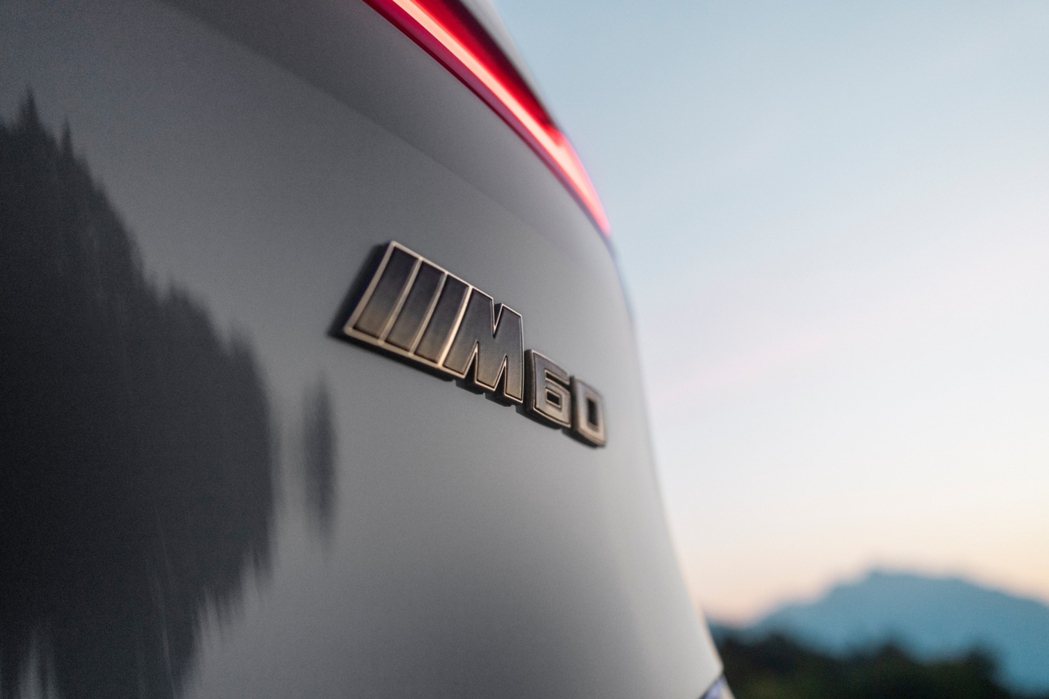 BMW以畫龍點睛手法鋪陳，為全新BMW iX M60配置車尾專屬銅色鑲邊車型銘牌...