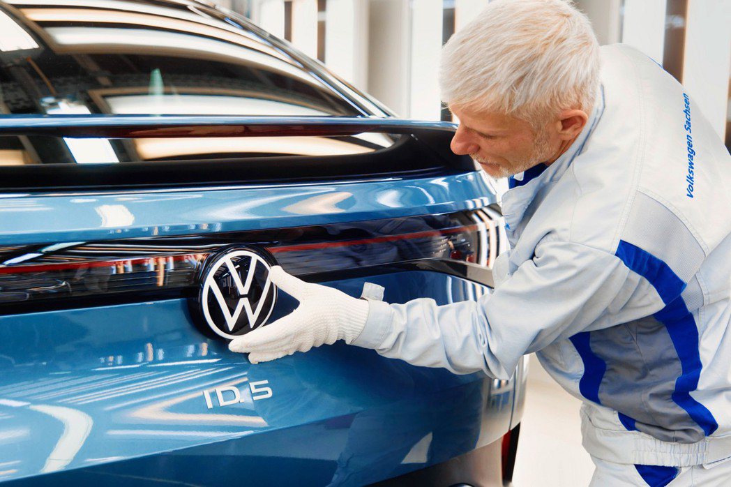 全新Volkswagen ID.5全車系皆僅提供77kWh單一容量的鋰電池組。 ...