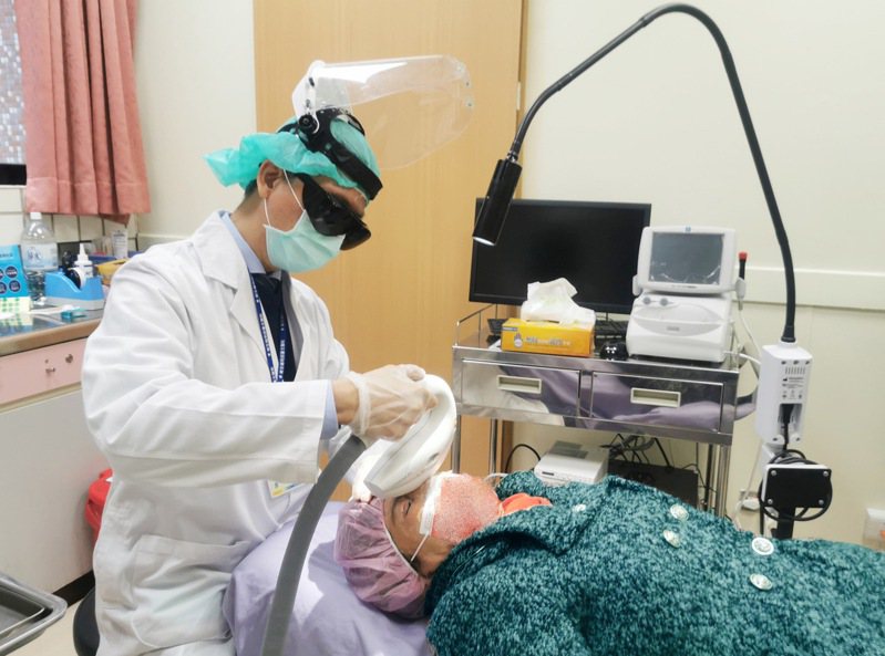 眼科主任林人傑為陳太太進行脈衝光治療。圖／衛福部台北醫院提供