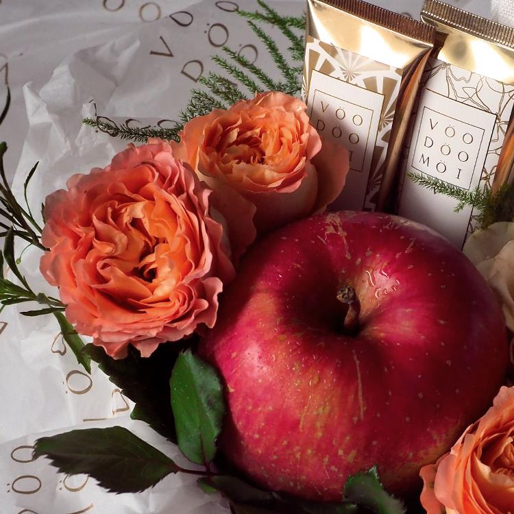 VÖODÖOMÖI 好魔與AROMAPPLE 馧室香氛選果，攜手打造「一輪玫瑰蘋果與護手禮盒」。圖／VÖODÖOMÖI 提供