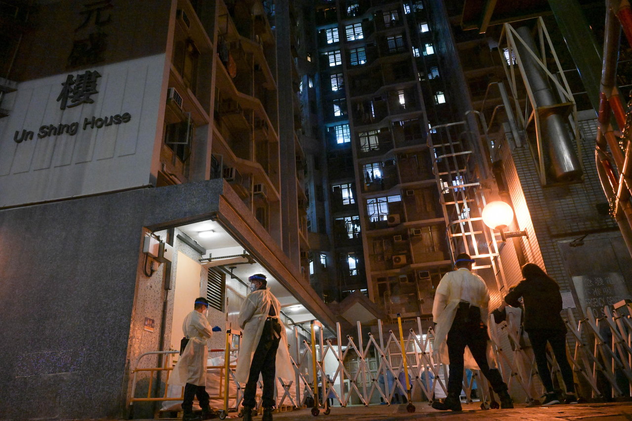 香港新冠肺炎疫情嚴峻，每日新增確診病例數不斷創新高。11日晚間，一棟住宅大樓汙水樣本新冠病毒檢查呈陽性，因懷疑大樓內有隱性患者，整棟大樓遭封鎖，居民須接受強制檢測。中新社