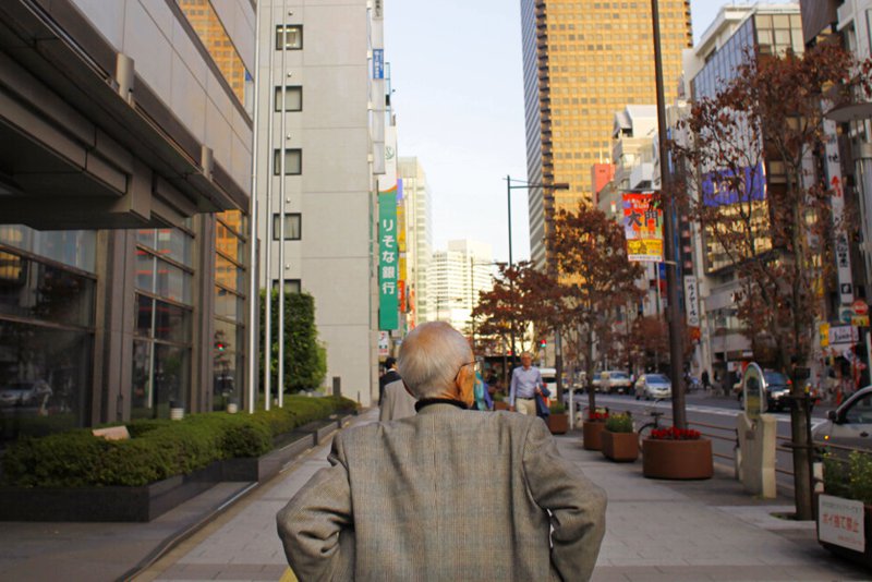 日本安倍政府時期提出「人生百年時代」計畫，上班族退休年齡從原本的60歲階段展延，去年延到70歲。美聯社
