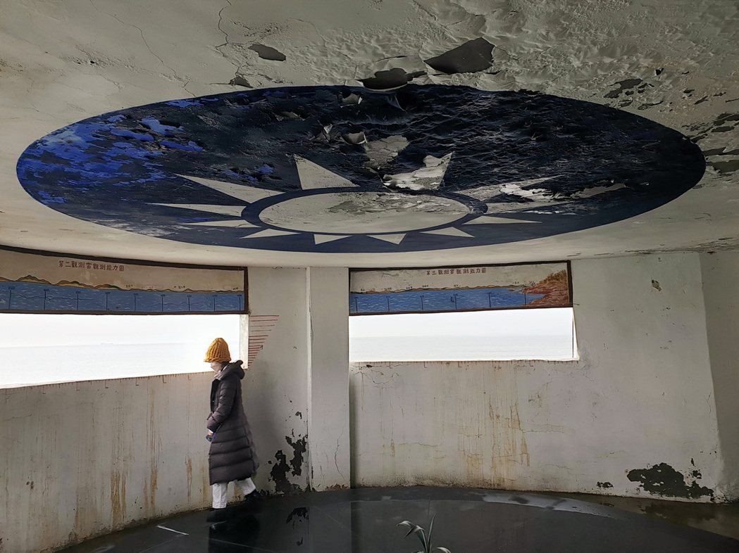 藝術家王文心的「拜訪瓊麻2」，讓地面的水成為捕捉環境的裝置，配上四周的海浪聲，將...