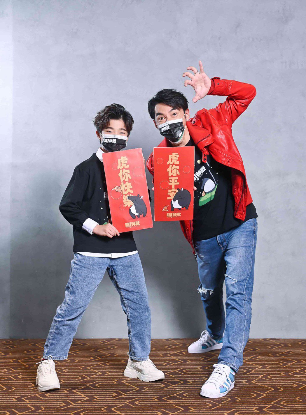 李李仁(右)、白潤音父子檔合體為「嗨！神獸」催票。圖／甲上提供