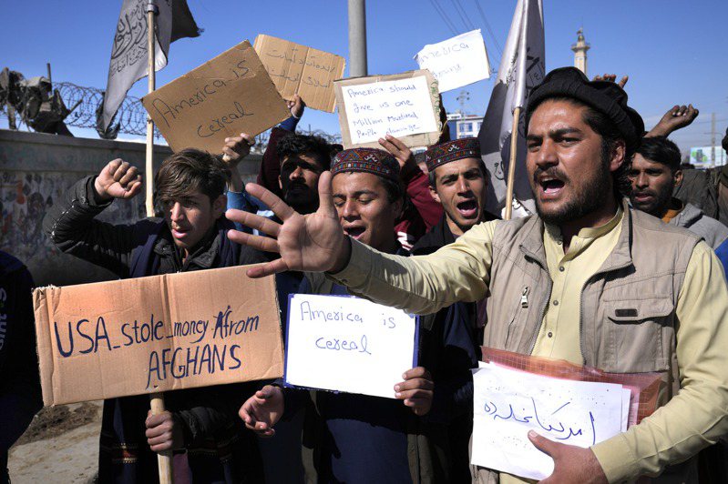 阿富汗人12日在喀布尔举标语喊口号，抗议美国总统拜登偷走阿富汗资产，分给911罹难者遗属。（美联社）(photo:UDN)