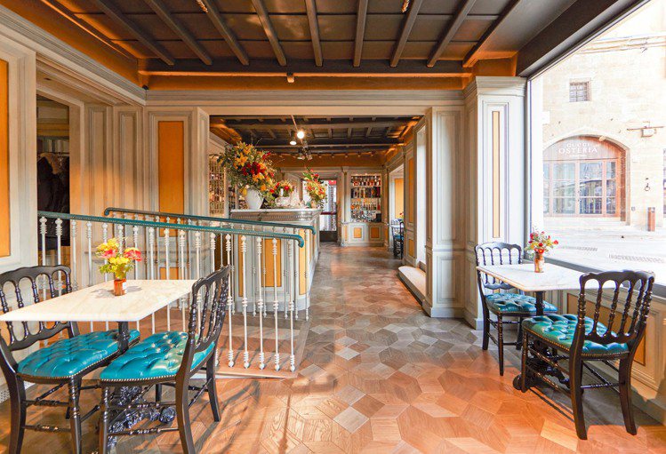 GUCCI將傳統托斯卡尼商店與雅緻法式小餐館的特色連結起來，使用溫暖的原木色搭配孔雀藍沙發與座椅呈現樸實典雅的輕奢華感。圖／GUCCI提供
