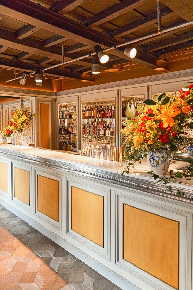 GUCCI將傳統托斯卡尼商店與雅緻法式小餐館的特色連結起來，使用溫暖的原木色搭配...