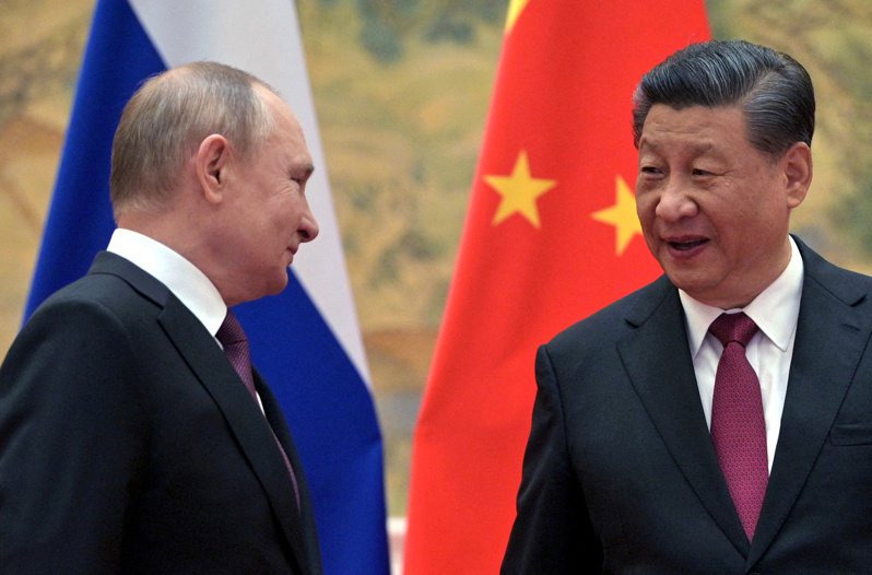 俄國總統普亭（左）4日親自出席冬奧揭幕式，與中國大陸國家主席習近平（右）會談2個半小時後，取得一旦俄國遭西方制裁，中國將對俄國拋出經濟救生索的保證。路透