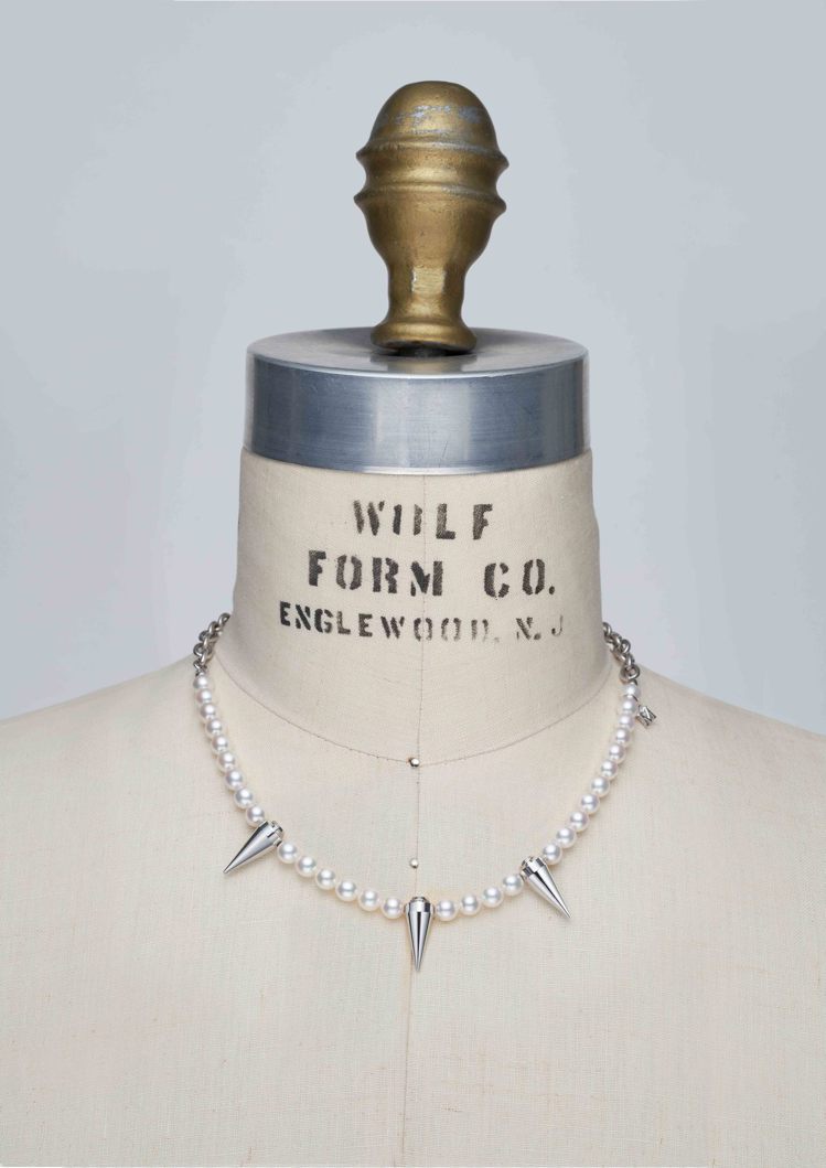 MIKIMOTO COMME des GARÇONS聯名珍珠項鍊鉚釘裝飾款，10萬9,000元。圖／MIKIMOTO提供