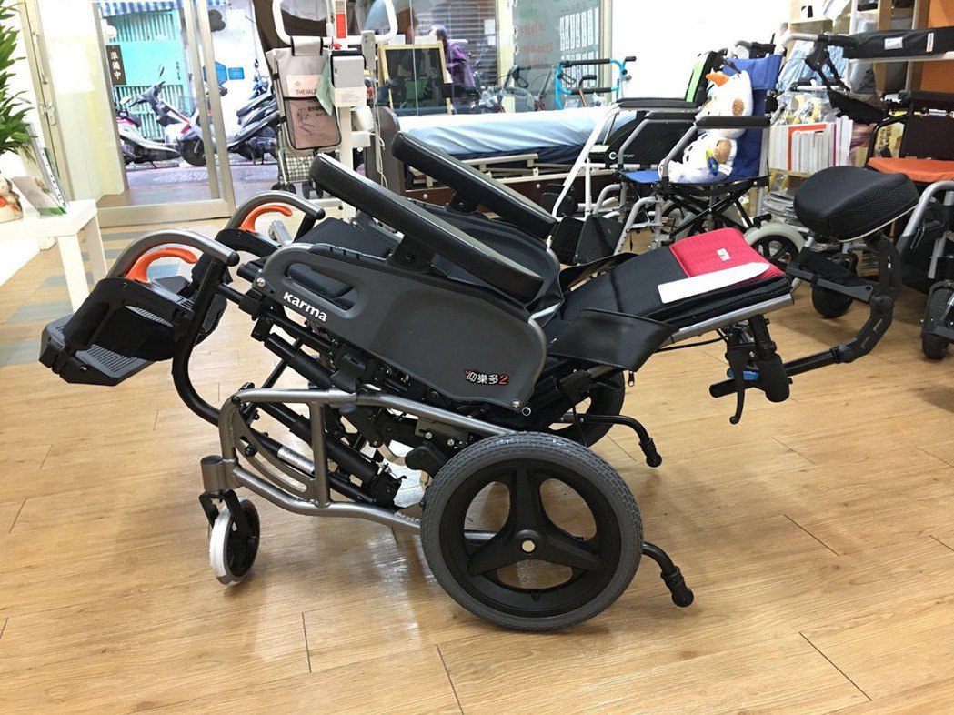 仰躺系統的擺位型輪椅。 圖／窩新生活照護提供