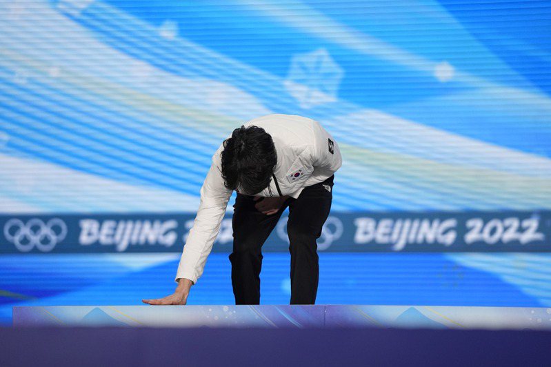韓國競速滑冰選手車旼奎用手擦拭頒獎台，被中國網友認為是在抗議比賽不公。 美聯社