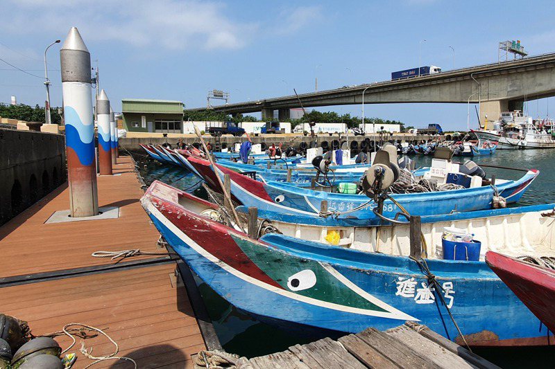 去年7月1日起，刺網實名制上路，新北漁業處呼籲漁民依規定標示刺網漁具。圖／新北市政府提供
