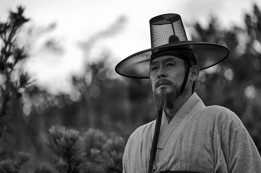 薛耿求憑藉電影《茲山魚譜》三度封韓國「青龍獎影帝」。捷傑提供