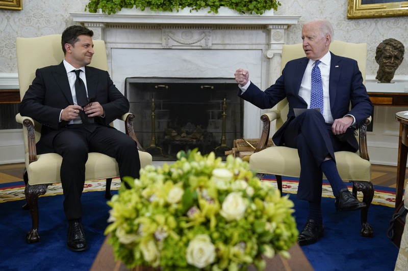 拜登上任至今一年多，美國卻還是沒有烏克蘭大使，一些職業外交官認為令人費解。圖為烏國總統澤倫斯基（左）去年9月訪美，與美總統拜登在白宮會晤。美聯社