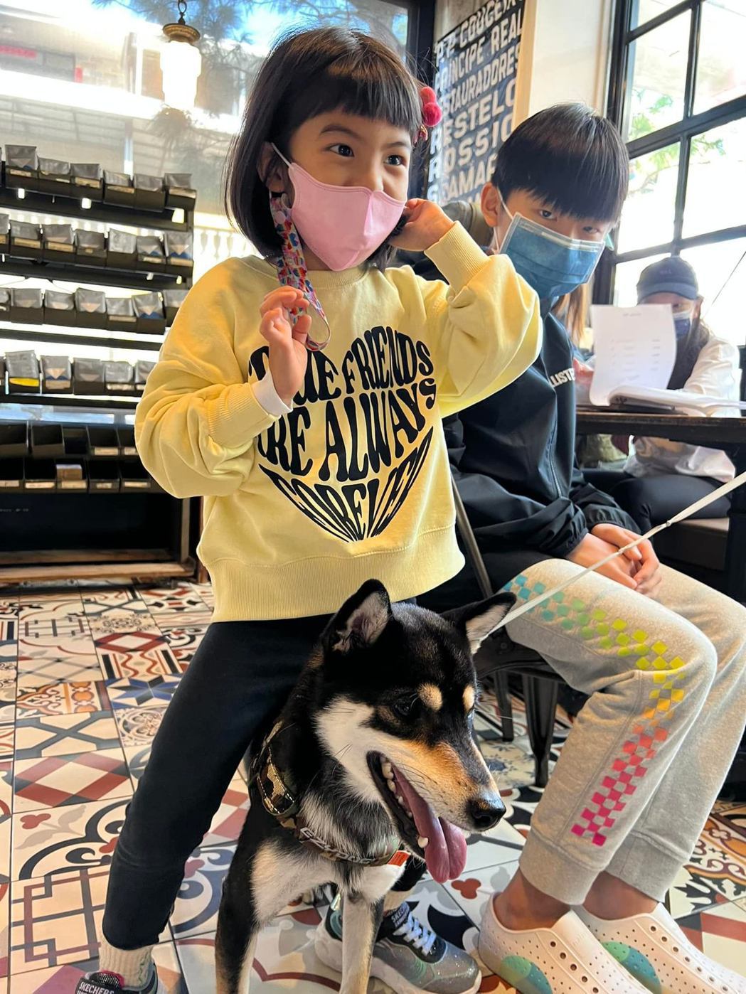 波妞調皮騎在陶晶瑩愛犬的背上。圖／摘自臉書