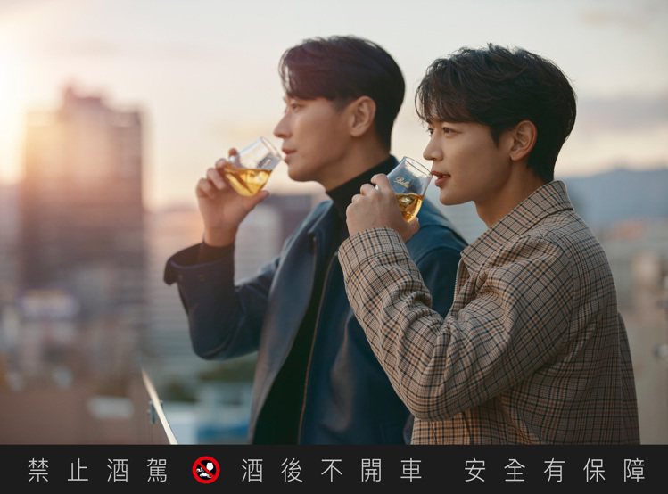 原本就是摯友的朱智勳與珉豪，在全新品牌形象廣告中，展現自信帥氣的品酩風格。圖／保...