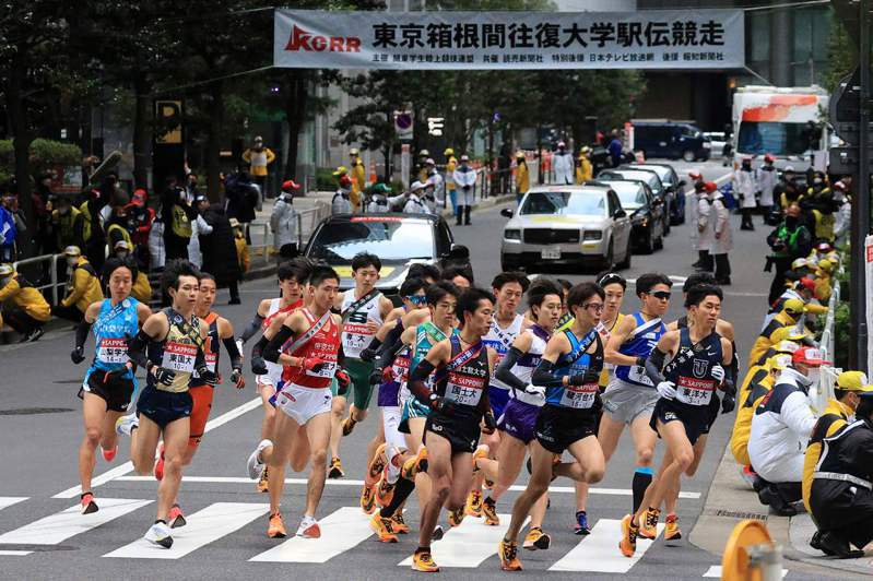 2021年熱血的大學生路跑接力賽「箱根驛傳」，是亞瑟士（acics）屈辱的一日，今年「箱根驛傳」有27名跑者穿亞瑟士跑鞋，NIKE仍是大學生跑者的最愛。法新社