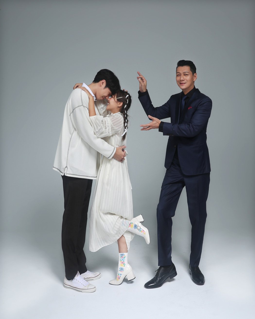 聶雲（右起）、藍紫綾、蔡松廷光拍宣傳就充滿粉紅泡泡。圖／華文音樂劇公司提供