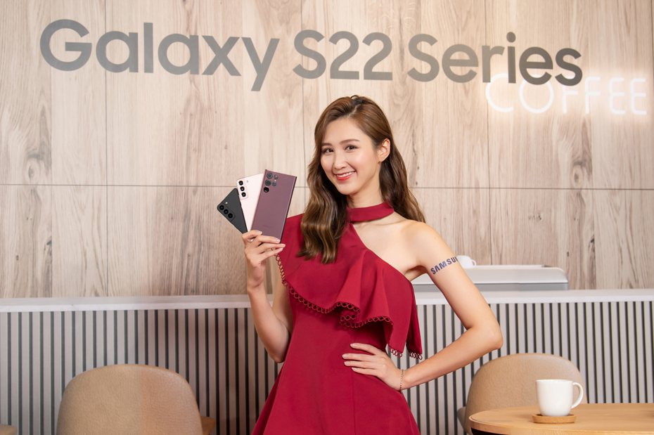 三星Galaxy S22旗艦系列2月15日12:00起開放預購登記，3月4日起於全台各大通路正式上市。圖／台灣三星電子提供