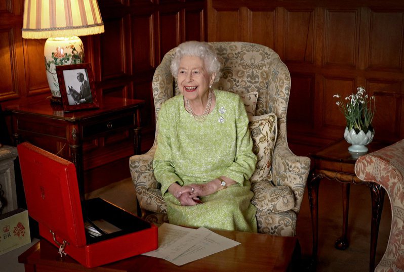 英國女王伊麗莎白二世2月2日在王室別墅桑德林漢姆莊園留影，展開慶祝在位70周年的「白金禧年」。路透