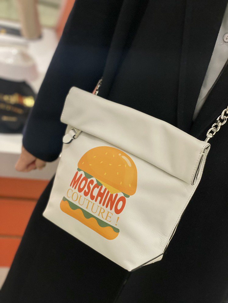 印有漢堡圖樣的外帶紙袋造型包。記者／吳曉涵攝影