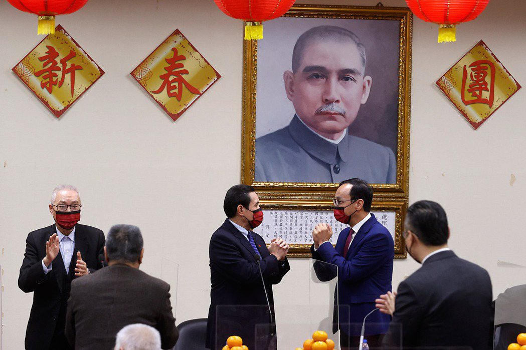國民黨於2月7日舉行春節團拜，右至左為主席朱立倫、前總統馬英九及前副總統吳敦義。 圖／聯合報系資料照
