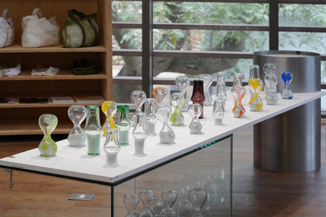 設計師楊水源與玻璃工藝師發展出一套擁有春室專屬工法的限量玻璃沙漏作品，於二樓「+...