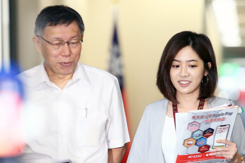 台北市前副發言人「學姊」黃瀞瑩（右），被視為台北市長柯文哲（左）子弟兵。圖／聯合報系資料照片