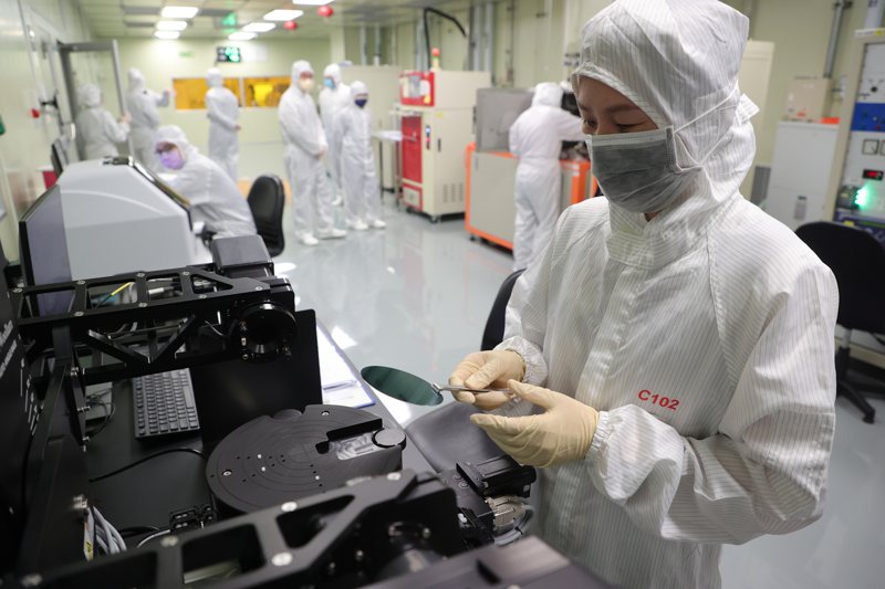 清華實驗室內學生學習製作半導體晶片。記者葉信菉／攝影