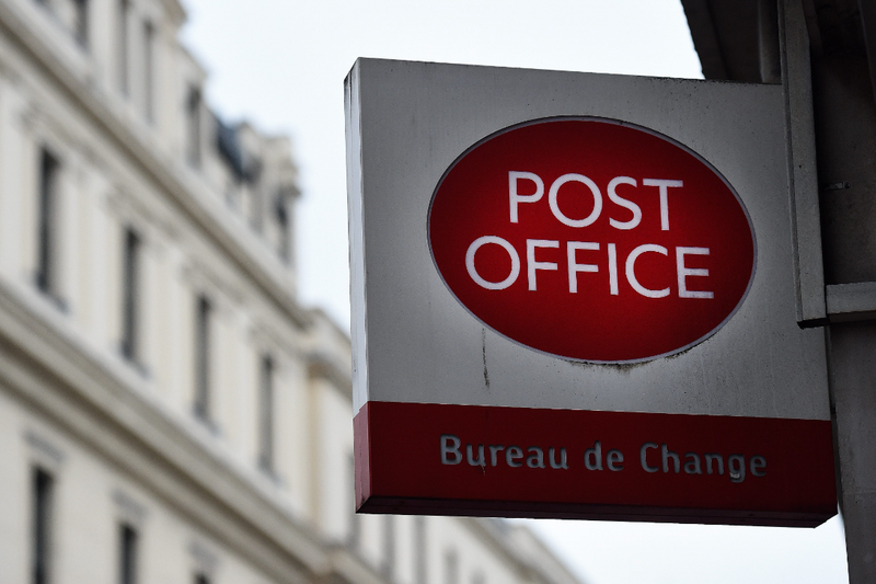 倫敦國際紛爭仲裁中心14日開調查庭審理英國郵局公司醜聞，在2000到2015年間，英國有3500名郵局分局長被汙告盜用公款，其中706人被判有罪。圖為倫敦一家郵局。歐新社