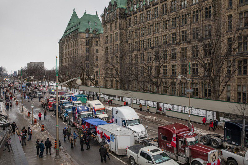 數百名加拿大卡車司機組成「自由車隊」，自上月28日起癱瘓首都渥太華，抗議美加兩國強制他們須完全接種疫苗才能跨境送貨。紐約時報