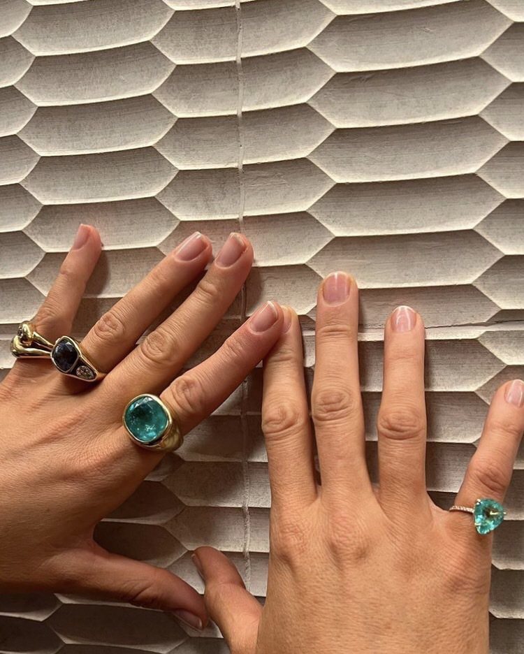 布蕾克萊芙莉以紫水晶耳環搭配帕拉伊巴碧璽戒指。圖／摘自IG @blakelive...