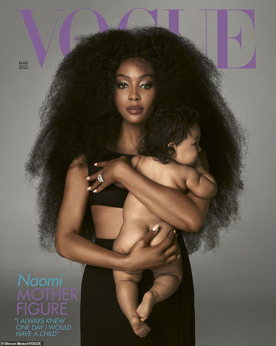 超級名模「黑珍珠」娜歐蜜坎貝兒抱著女兒一起登上封面。圖／摘自VOGUE