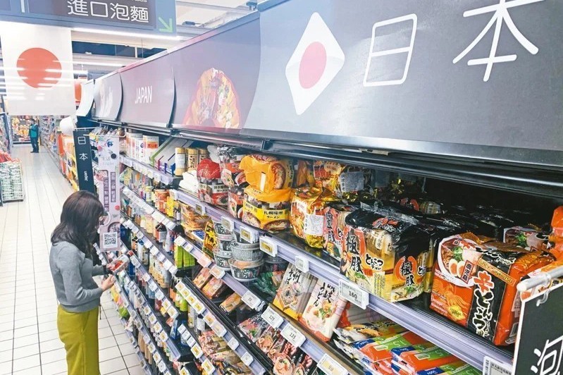 政府宣布開放福食進口，賣場通路業者大都表示，不會特別選擇福島五縣市的食品進口；圖為日本進口商品示意圖。圖／聯合報系資料照片