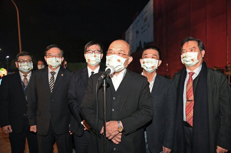 行政院長蘇貞昌（前）在台灣燈會開燈儀式前受訪。圖／行政院提供