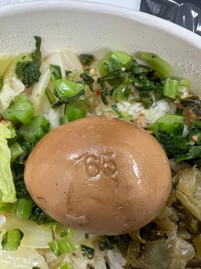 網友po出爸爸中午吃的便當盒內，滷蛋上頭印有奇怪的數字。 圖擷自Dcard