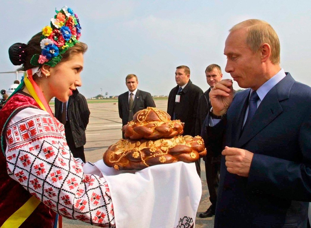 圖為2002年，普丁訪問基輔被烏克蘭熱情招待。 圖／路透社