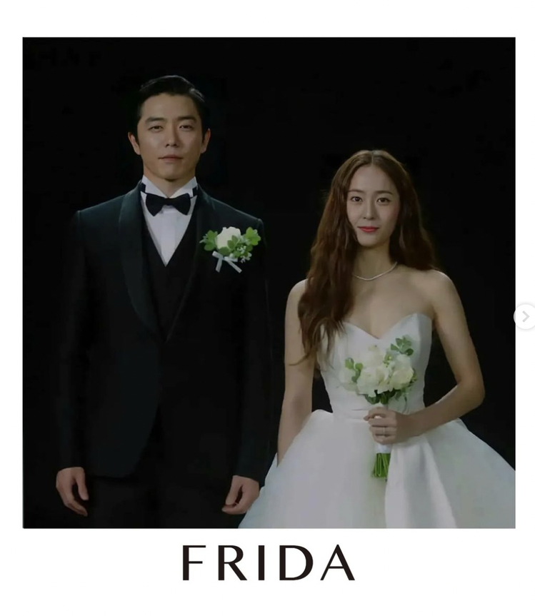 金材昱、Krystal演出的《Crazy love》釋出最新預告片，兩人以恐怖婚禮的樣貌出現，Krystal身穿Viktor & Rolf婚紗。圖／取自IG @fridabridal_official