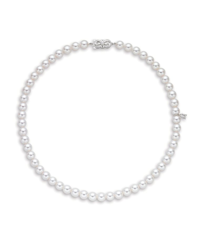 MIKIMOTO經典珍珠串鍊，18K白金釦頭搭配日本Akoya珍珠，參考價格店洽。串鍊作品會依據珍珠大小、數量、與金屬材質不同等差異，價格有所不同。圖／MIKIMOTO提供