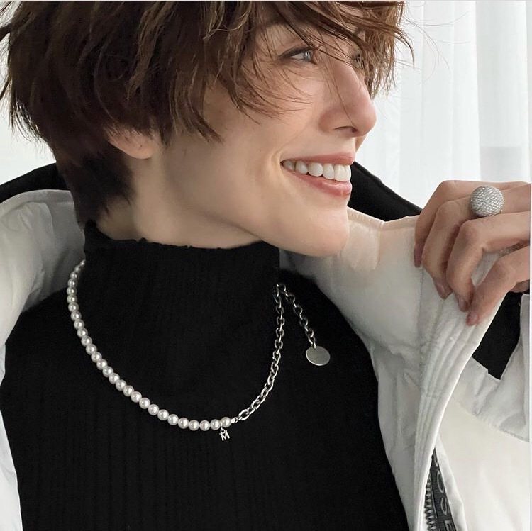米倉涼子配戴MIKIMOTO COMME des GARÇONS聯名系列珍珠串鍊。圖／摘自IG @ryoko_yonehara0801