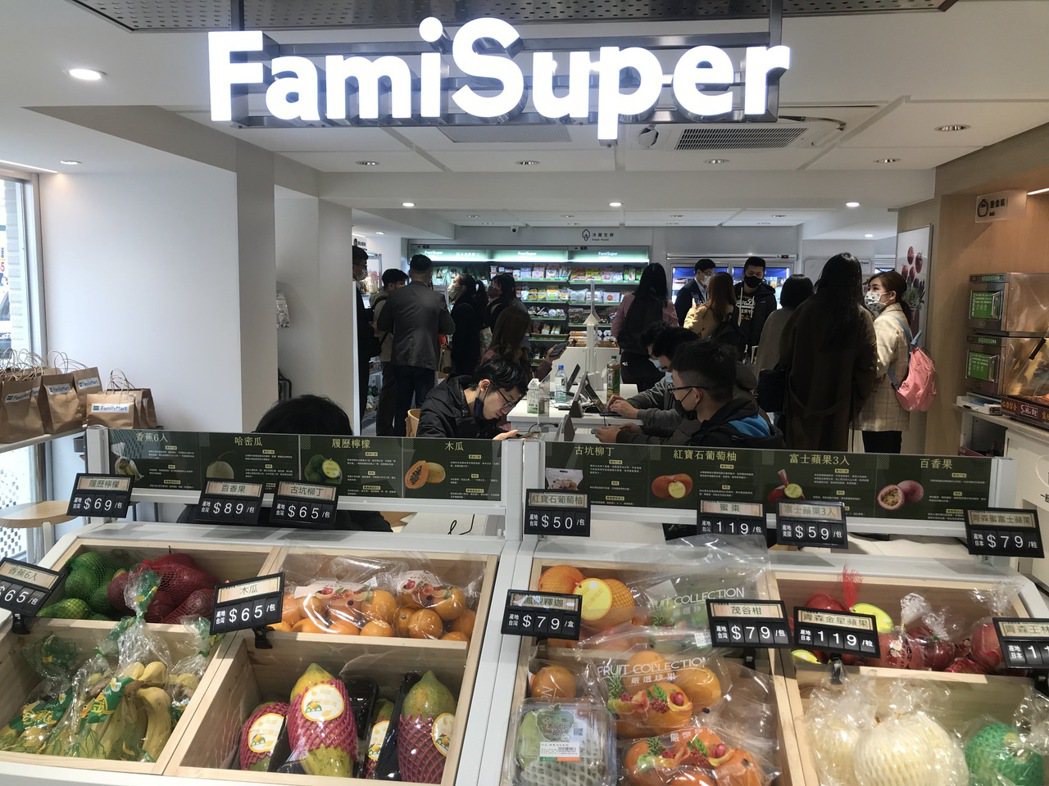 全家看好自煮商機，打造FamiSuper選品超市店。圖/記者嚴雅芳攝影