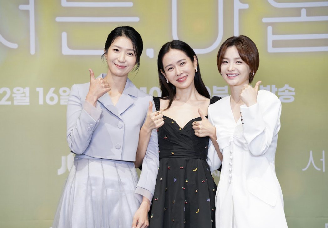 金芝賢（左起）、孫藝真以及田美都飾演3個即將邁入40歲關卡的好姐妹。圖／Netflix提供