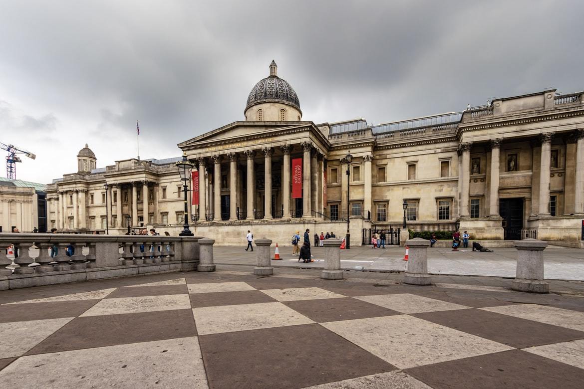 結合新古典主義風格的英國倫敦國家藝廊，展示有達文西、莫內、林布蘭等大師畫作，從建...