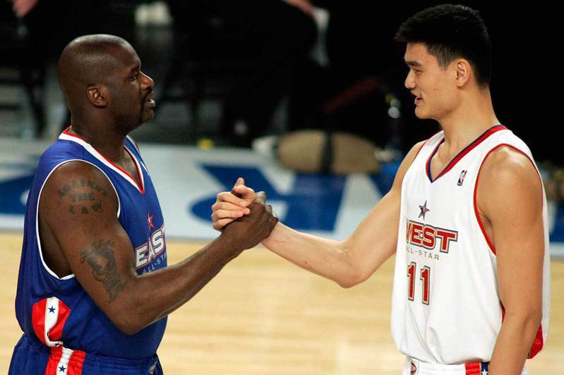 姚明(右)与欧尼尔(左)的对决成功制造话题，让NBA赛事爆发性地袭卷中国市场。 欧新社资料照片