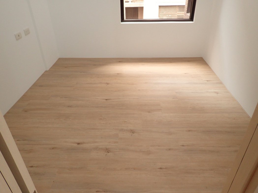 ▌新建案使用符合法規的隔音耐磨木地板鋪設亦可有效阻隔聲音。（圖由中麗建設提供）