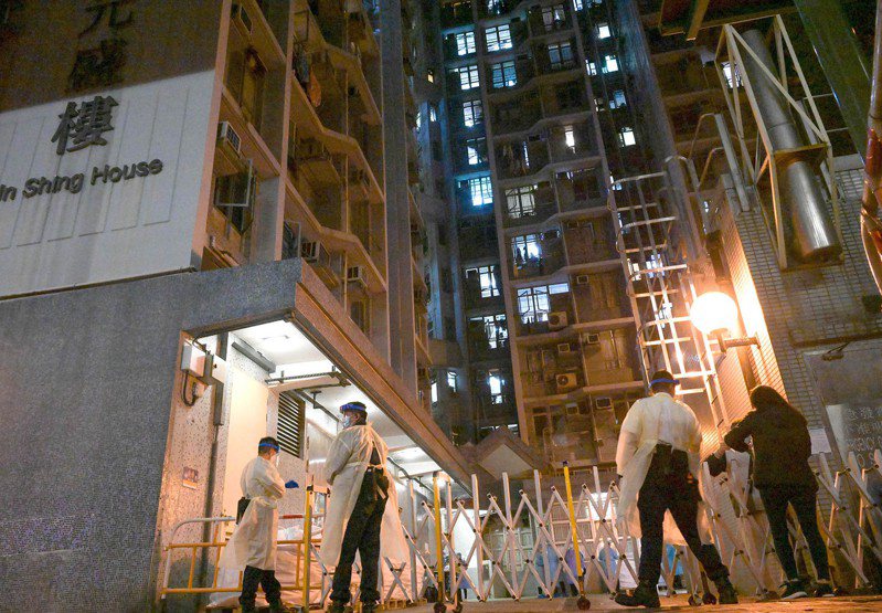 香港地狹人稠，多數人都住在高聳大廈內，如今已有約1700幢大廈染疫，圖為一棟住宅大樓汙水樣本新冠病毒檢查呈陽性，整棟大樓遭封鎖。中新社